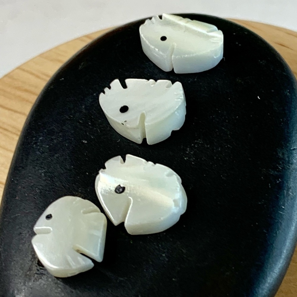 4 Hand Carved Mother of Pearl Fish Fetish Beads MOP Angelfish Vintage Lot 10mm - Picture 2 of 16